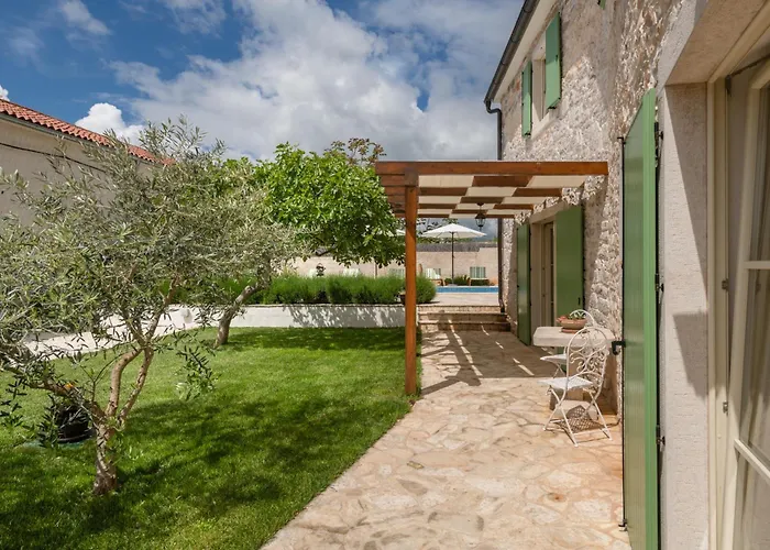 Villa Katja Near Pula With Whirlpool Only 3 Km From The Beach